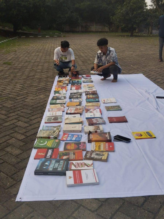 Kegiatan Forum Komunikasi Mahasiswa Bima (FKMB)-Ciputat Raya dalam menyikapi urgensi minat baca gen z.(Foto: Amir)