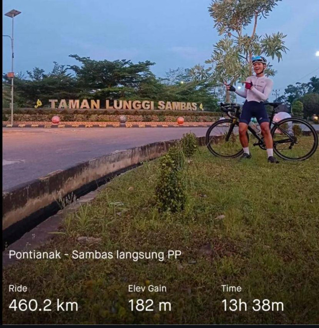 Pesepeda Pontianak saat tiba di Sambas setelah menggowes sejauh 238 kilometer. Foto: Dok, Instagram @martinus_evan