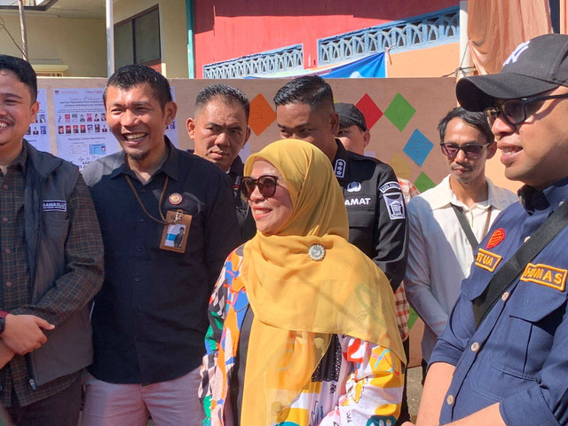 Anggota KPU RI, Betty Epsilon Idroos meninjau lokasi beberapa TPS PSU calon anggota DPD Provinsi Sumatera Barat pada Sabtu (13/7/2024). Foto: Luthfi Humam/kumparan