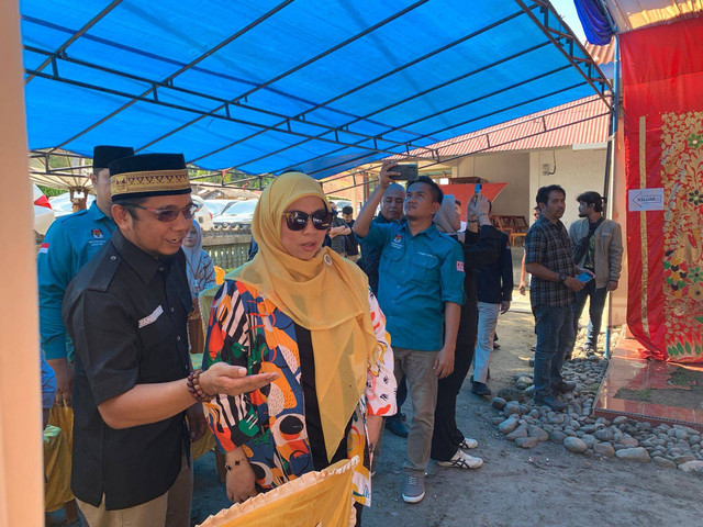 Anggota KPU RI, Betty Epsilon Idroos meninjau lokasi beberapa TPS PSU calon anggota DPD Provinsi Sumatera Barat pada Sabtu (13/7/2024). Foto: Luthfi Humam/kumparan