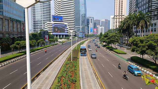 Jalan Sudirman kembali dibuka untuk umum usai gelaran kegiatan Sudirman Loop, Jakarta Pusat, Sabtu (13/7). Foto: Fadlan Nuril Fahmi/kumparan