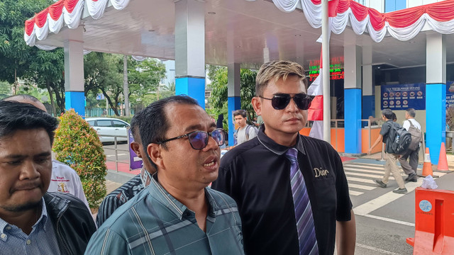 Pemerhati media sosial Feriwayansyah membuat laporan ke Polda Metro Jaya atas video syur yang berisikan dugaan sosok anak artis band ternama Indonesia, Jumat (12/7). Foto: Thomas Bosco/kumparan