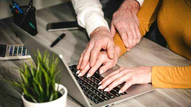 Ilustrasi pelecehan seksual di kantor. Foto: Shutter Stock