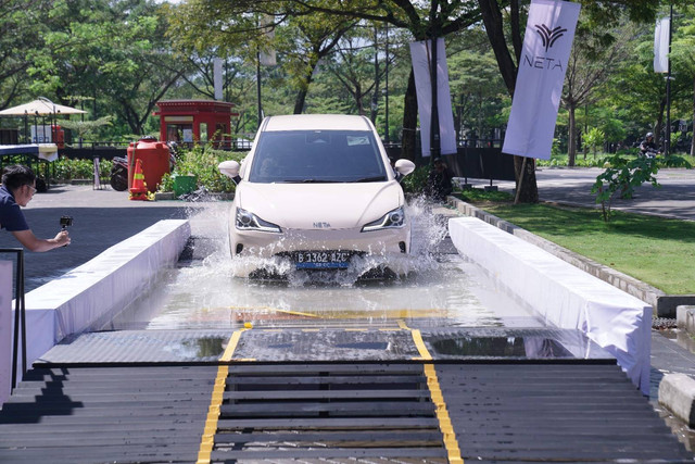 Test drive mobil listrik Neta V-II saat simulasi banjir. Foto: Aditya Pratama Niagara/kumparan