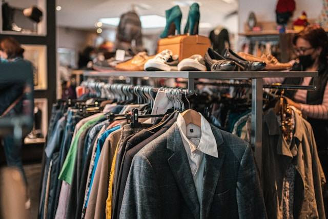 Rekomendasi Tempat Thrifting di Depok. Foto hanya ilustrasi bukan tempat sebenarnya. Sumber foto: Unsplash.com/Camille Bismonte