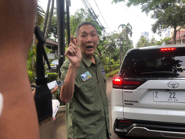 Jusuf Hamka saat hendak meninggalkan  rumah Patra Kuningan 15 setelah bertemu Mahfud MD, Sabtu (13/7). Foto: Robby Bouceu/kumparan