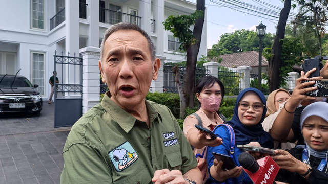 Jusuf Hamka saat hendak meninggalkan  rumah Patra Kuningan 15 setelah bertemu Mahfud MD, Sabtu (13/7). Foto: Thomas Bosco/kumparan