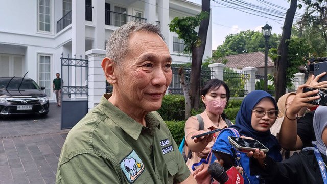 Jusuf Hamka saat hendak meninggalkan  rumah Patra Kuningan 15 setelah bertemu Mahfud MD, Sabtu (13/7). Foto: Robby Bouceu/kumparan