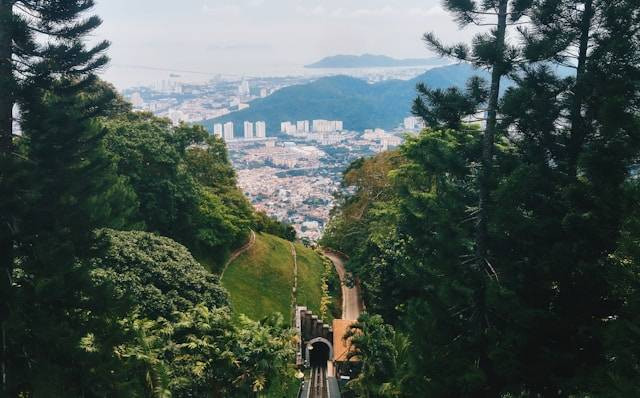 Daya Tarik Penang Hill yang Terkenal di Malaysia. Foto hanya ilustrasi bukan tempat sebenarnya. Sumber foto: Unsplash.com/Roberto Reposo