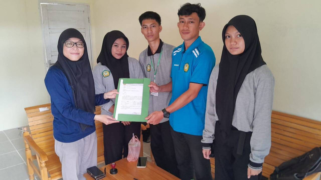 Penyerahan siswa PKL dari SMK Amaliyah Sekadau. Foto: Dok. PWI Kabupaten Sekadau