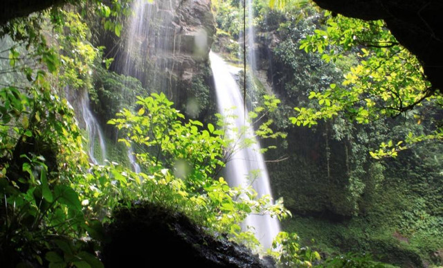 Curug Cipondok. Foto hanyalah ilustrasi bukan tempat sebenarnya. Sumber: Unsplash/Mufid Majnun