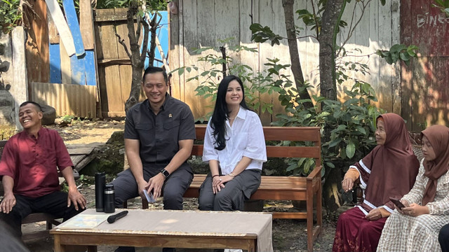 Menteri Agraria dan Tata Ruang/Kepala Badan Pertanahan Nasional (ATR/BPN), Agus Harimurti Yudhoyono (AHY) dan istri Annisa Pohan saat berdialog dengan warga di Desa Wonorejo, Semarang, Jawa Tengah, Sabtu (13/7/2024). Foto: Widya Islamiati/kumparan