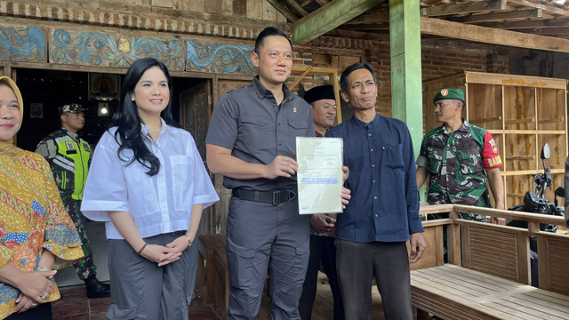 Menteri Agraria dan Tata Ruang/Kepala Badan Pertanahan Nasional (ATR/BPN), Agus Harimurti Yudhoyono (AHY) dan istri Annisa Pohan saat menyerahkan sertifikat secara door to door di Desa Wonorejo, Semarang, Jawa Tengah, Sabtu (13/7/2024). Foto: Widya I Foto: Widya Islamiati/kumparan