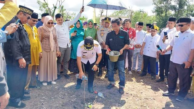 Bupati Aron melaunching pembangunan Rumah Adat Melayu pada 12 Juli 2023 yang lalu. Foto: Dina Mariana/Hi!Pontianak