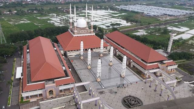 Masjid Agung Jawa Tengah, Wisata Religi Islam Semarang. Sumber: Muhammad Adin Samudro / Unsplash