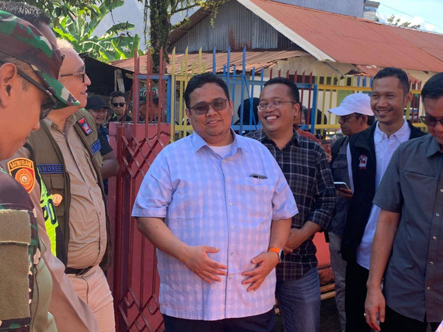 Ketua Bawaslu, Rahmat Bagja meninjau salah satu TPS PSU calon anggota DPD di Kota Padang, Sumatera Barat, Sabtu (13/7/2024). Foto: Luthfi Humam/kumparan