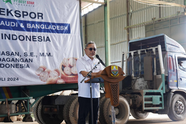 Menteri Perdagangan Zulkifli Hasan (Zulhas) secara simbolis melepas produk pinang senilai USD 692 ribu atau Rp 11 miliar untuk diekspor ke luar negeri. dok. Kemendag