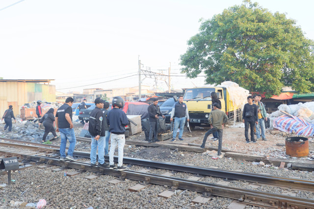 Polisi gerebek Kampung Bahari yang terkenal sebagai kampung pengedar narkoba di Jakarta Utara, Sabtu (13/7).  Foto: Dok. Istimewa