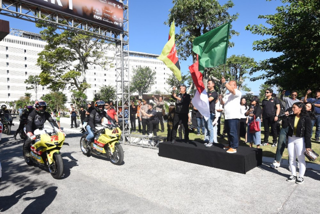 Direktur Utama Pertamina Lubricants Werry Prayogi dan VP Corporate Communication Pertamina Fadjar Djoko Santoso melakukan sesi Flag Off parade motor dua pembalap Pertamina VR46 Racing Team saat acara “Meet & Greet Road To Pertamina Grand Prix of Indonesia 2024” yang diselenggarakan di The Meru, Sanur, Denpasar, Bali pada Sabtu (13/7/2024). Foto: Dok. Pertamina