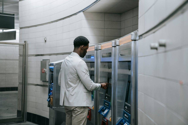 Lokasi vending machine Holland Bakery. Foto hanya ilustrasi, bukan yang sebenarnya. Sumber: Pexels/Liliana Drew