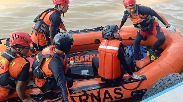 Tim SAR saat mengevakuasi jenazah korban setelah hilang di Sungai Musi, Foto : Basarnas Palembang