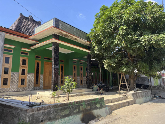 Rumah Ketua DPRD Rembang Supadi yang ditahan di Arab Saudi buntut haji ilegal di Desa Banowan, Kecamatan Sarang, Kabupaten Rembang.  Foto: Intan Alliva Khansa/kumparan