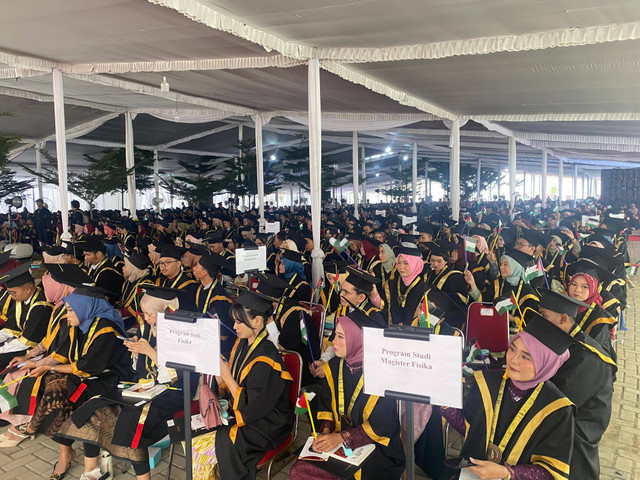 Ratusan wisudawan dan wisudawati mengibarkan bendera Palestina saat upacara Wisuda ITERA ke-19. | Foto: Sinta Yuliana/Lampung Geh