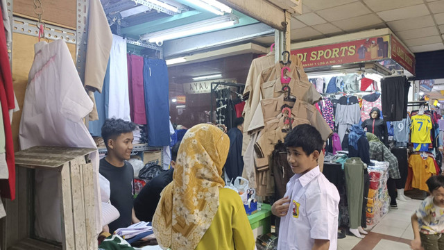 Toko seragam sekolah Harapan Jaya di Pasar Tanah Abang, Jakarta Pusat, Sabtu (13/7/2024). Foto: Fadlan Nuril Fahmi/kumparan