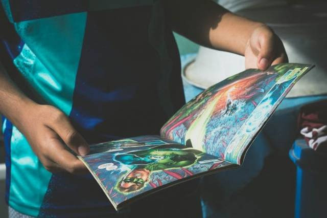 Ilustrasi perbedaan komik dan cerita pendek, sumber foto: Dayvison Tadeu by pexels.com