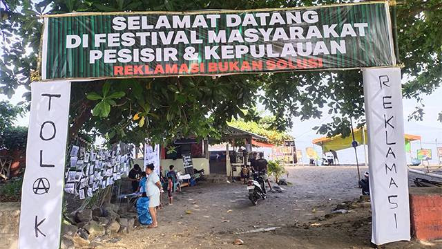 Festival Panggung Rakyat yang digelar masyarakat pesisir Karangria untuk menolak reklamasi.