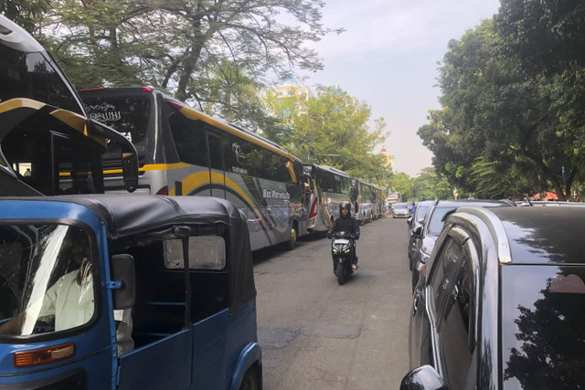 Penampakan bus pariwisata yang parkir di kawasan Lapangan Banteng, Pasar Baru, Jakarta Pusat,  pada Sabtu (13/7/2024). Foto: Robby Bounceu/kumparan