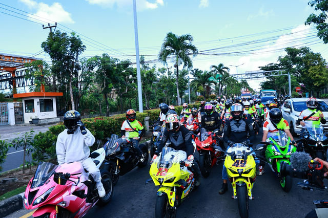 Pembalap Pertamina Enduro VR46 Racing Team, Fabio Di Giannantonio (ketiga dari kiri) dan Marco Bezzecchi (kedua dari kiri) parade bareng komunitas klub motor Bali, Sabtu (13/7/2024). Foto: Dok. Pertamina