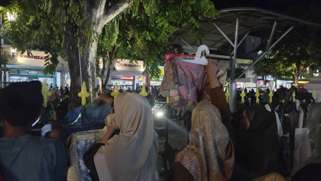 Pedagang di Teras Malioboro 2 (TM 2) bersitegang dengan petugas keamanan Malioboro saat hendak berjualan kembali di selasar Malioboro sebagai bentuk protes soal rencana relokasi jilid dua, Sabtu (13/7/2024). Foto: Dok. Istimewa