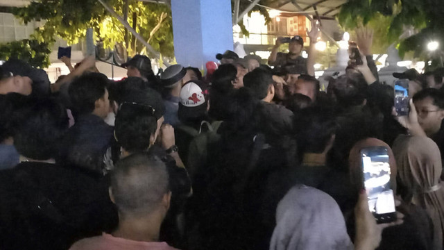 Pedagang di Teras Malioboro 2 (TM 2) bersitegang dengan petugas keamanan Malioboro saat hendak berjualan kembali di selasar Malioboro sebagai bentuk protes soal rencana relokasi jilid dua, Sabtu (13/7/2024). Foto: Dok. Istimewa