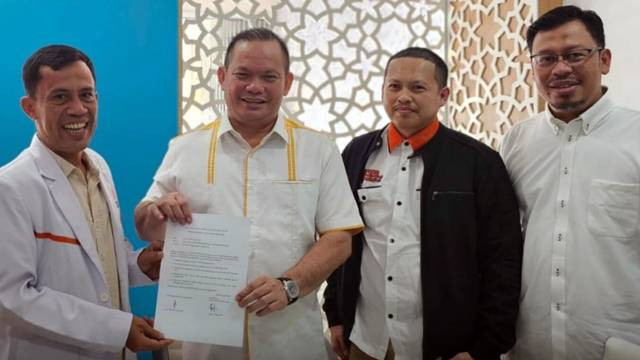 DPW PKS Sulawesi Utara saat menyerahkan Surat Rekomendasi pencalonan sebagai Calon Gubernur untuk Elly Engelbert Lasut. 