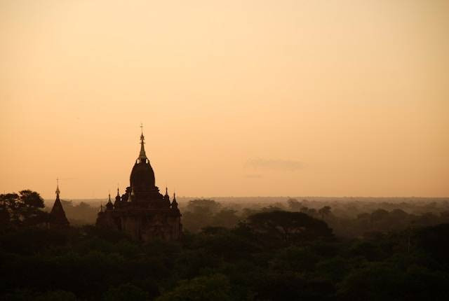 Pagoda Perak. Foto hanyalah ilustrasi, bukan tempat yang sebenarnya. Sumber: Unsplash/Snowscat