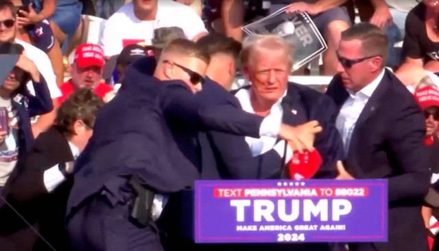 Calon Presiden AS Donald Trump saat terjadi penembakan di lokasi kampanyenya di Pennsylvania, 13 Juli 2024. Foto: REUTERS 