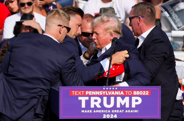 Dinas Rahasia bergerak melindungi mantan Presiden Donald Trump saat terjadi penembakan saat kampanye di Butler Farm Show di Butler, Pennsylvania, 13 Juli 2024.  Foto: Reuters/Brendan McDermid