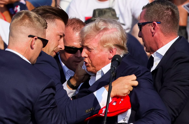 Dinas Rahasia bergerak melindungi mantan Presiden Donald Trump saat terjadi penembakan saat kampanye di Butler Farm Show di Butler, Pennsylvania, 13 Juli 2024.   Foto: Reuters/Brendan McDermid