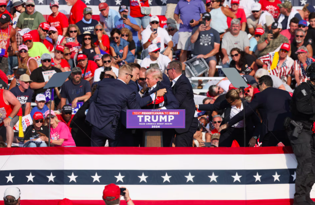 Secret Service langsung bergerak begitu terjadi penembakan dalam kampanye Donald Trump di  B utler Farm Show di Butler, Pennysilvania, Sabtu (13/7/2024). Foto: Reuters/Brendan McDermid