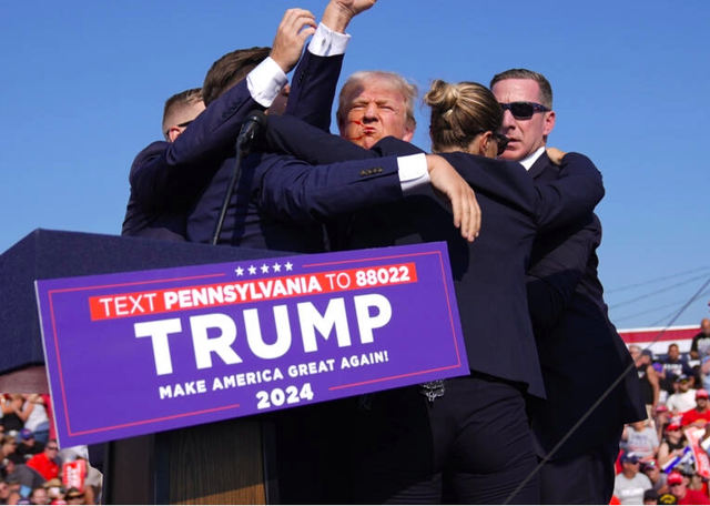 Kandidat presiden dari Partai Republik sekaligus mantan Presiden Donald Trump, dikelilingi oleh agen Dinas Rahasia AS saat terjadi penembakan dalam kampanye di Butler, Pennyslvania, Sabtu, 13 Juli 2024. Foto: Evan Vucci/AP