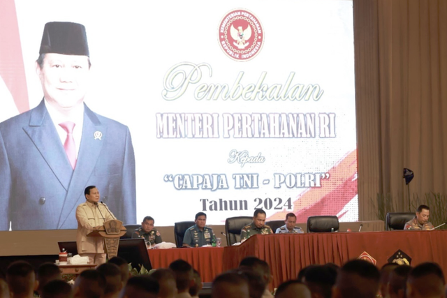 Menteri Pertahanan sekaligus Presiden terpilih, Prabowo Subianto, memberikan pembekalan kepada 906 calon perwira remaja (capaja) TNI-Polri tahun 2024, Sabtu (13/7/2024). Foto: Instagram @prabowo