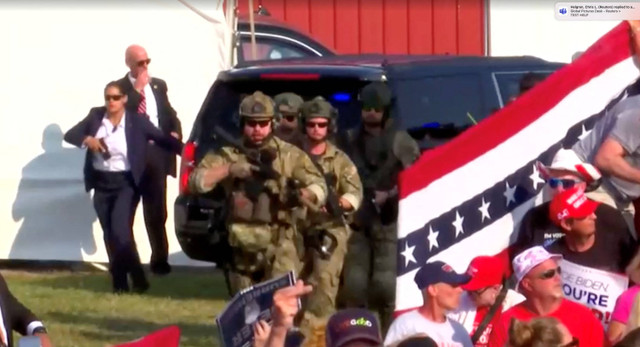 Anggota pasukan keamanan beroperasi di lokasi kandidat presiden dari Partai Republik dan mantan Presiden AS Donald Trump dalam acara kampanye yang terdengar suara tembakan di Butler Farm Show di Butler, Pennsylvania, Minggu (14/7/2024). Foto: REUTERS TV/ via REUTERS