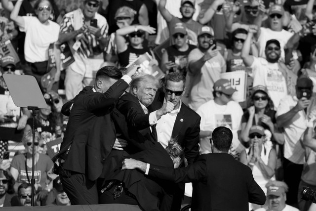 Kandidat presiden dari Partai Republik dan mantan Presiden AS Donald Trump dibantu oleh personel Dinas Rahasia AS setelah tembakan terdengar saat acara kampanye di Butler Farm Show di Butler, Pennsylvania, AS, (13/7/2024) waktu setempat. Foto: Brendan McDermid/REUTERS 