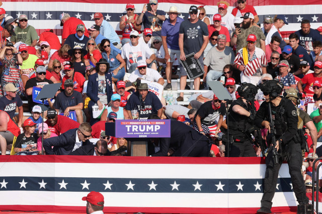 Kandidat presiden dari Partai Republik dan mantan Presiden AS Donald Trump dibantu oleh personel Dinas Rahasia AS setelah tembakan terdengar saat rapat umum kampanye di Butler Farm Show di Butler, Pennsylvania, AS, Sabtu (13/7/2024) waktu setempat. Foto: Brendan McDermid/REUTERS 