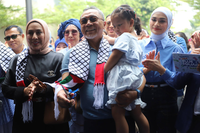 Ketua DPP PAN Zulkifli Hasan bersama keluarga dalam acara pembukaan 'Garage Sale' di Kantor DPP PAN, Pejaten, Jakarta, Minggu (14/7/2024). Foto: Iqbal Firdaus/kumparan