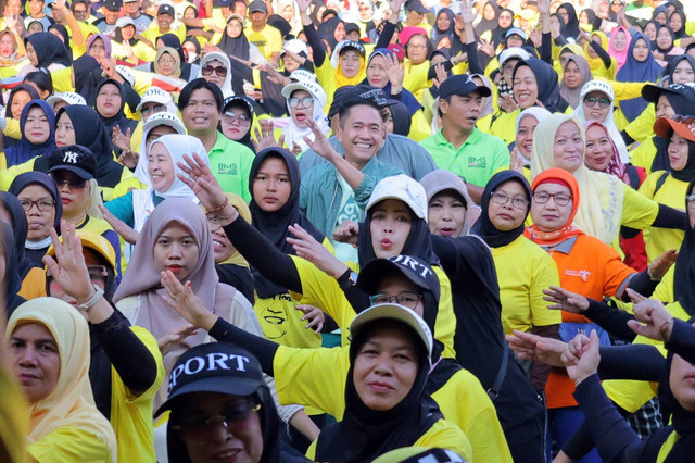 Sekda Kota Palembang, Ratu Dewa, bersama sejumlah emak-emak senam sehat. (ist)