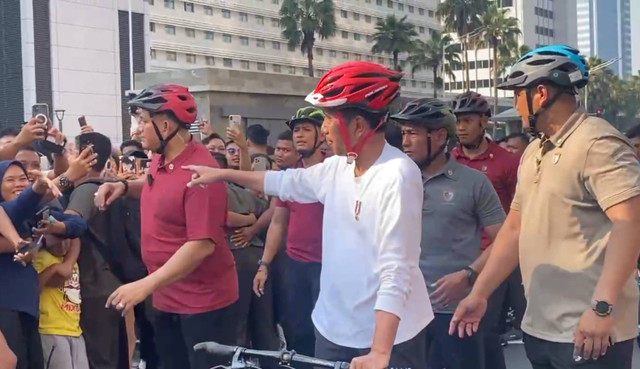 Presiden Joko Widodo menyapa masyarakat di kawasan CFD Bundaran HI, Jakarta Pusat, Minggu (14/7/2024). Foto: Dok. Istimewa