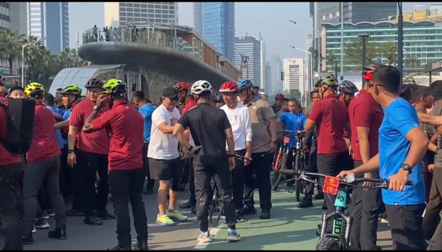 Presiden Joko Widodo menyapa masyarakat di kawasan CFD Bundaran HI, Jakarta Pusat, Minggu (14/7/2024). Foto: Dok. Istimewa