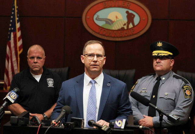 Kevin Rojek, agen khusus yang bertanggung jawab atas kantor lapangan FBI Pittsburgh berbicara dalam sebuah konferensi pers usai terjadi penembakan terhadap Donald Trump di kantor polisi di Butler, Pennsylvania, AS, Minggu (14/7/2024). Foto: Brendan McDermid/REUTERS 